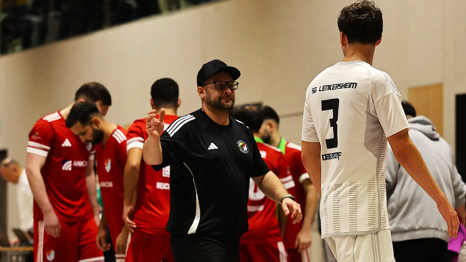 SG-Trainer Peter Münz (schwarzes Hemd) hofft auf Nachahmer in der Region. (Foto: Dominik Geiswinkler)
