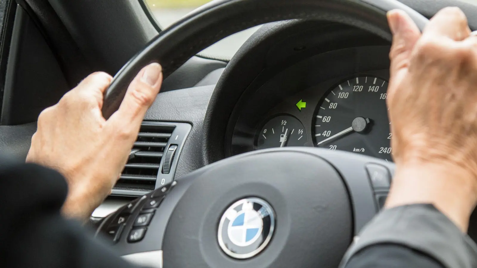 Blinken, abbiegen - und fahren, denn ich habe Vorfahrt. Allerdings: Auch dann kann man nach Unfällen mithaften. (Foto: Christin Klose/dpa-tmn)