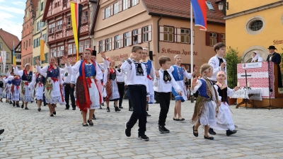 Die Trachten gehören zum Selbstverständnis der Siebenbürger Sachsen. Ihre Vielfalt prägt das farbenfrohe Bild des Umzuges am Pfingstsonntag. (Foto: Martina Haas)