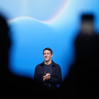 Das aufklappbare iPhone ist die erste große Wette des Konzerns unter dem neuen Chef John Ternus. (Foto: Jeff Chiu/AP/dpa)