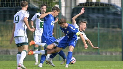 Halten zusammen: Ben-Luis Kuhr (blaues Trikot, links) und Niklas Körber (rechts) tragen weiterhin das Trikot des SVG Steinachgrund.  (Foto: Martin Rügner)