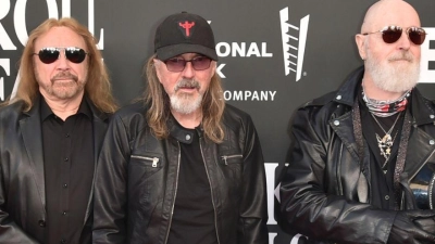 Hat die Spitze der deutschen Album-Charts erobert: die Metal-Band Judas Priest. (Foto: Richard Shotwell/AP/dpa)