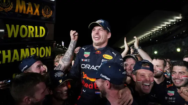 Der Sieger Max Verstappen vom Team Red-Bull feiert mit seinen Teamkollegen, er selbst findet die Verwirrung um die Regeln nicht schlimm. (Foto: Toru Hanai/AP/dpa)
