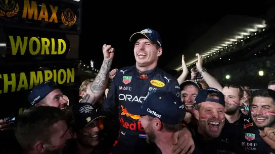 Der Sieger Max Verstappen vom Team Red-Bull feiert mit seinen Teamkollegen, er selbst findet die Verwirrung um die Regeln nicht schlimm. (Foto: Toru Hanai/AP/dpa)