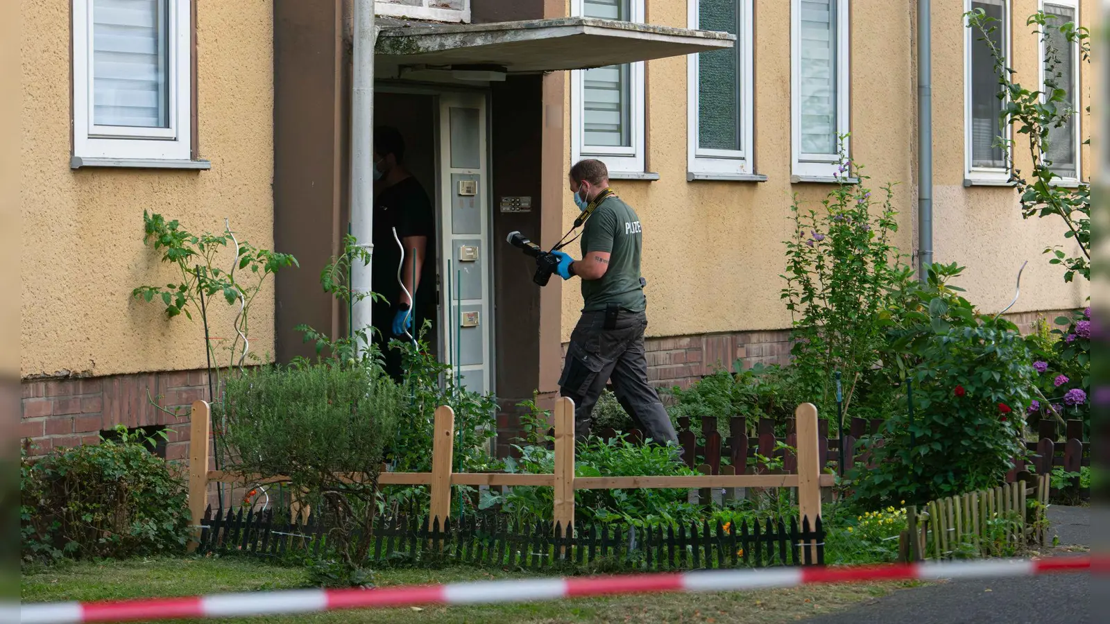  Die Polizei Dormagen fand am Freitagnachmittag in einer Wohnung eine 37-jährige Tote. (Foto: Vincent Kempf/dpa)