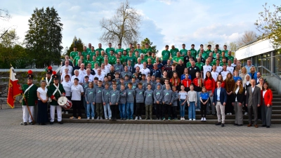 Bürgermeisterin Dorina Jechnerer zeichnete zusammen mit den Mitgliedern des Kultur-, Sport- und Sozialausschusses und dem Team der Stadtverwaltung mit Kerstin Scherwitz und Geschäftsleiterin Anja Schwander an der Spitze die vielen Ehrenamtlichen in Anerkennung ihrer besonderen Verdienste aus. (Foto: Werner Wenk)