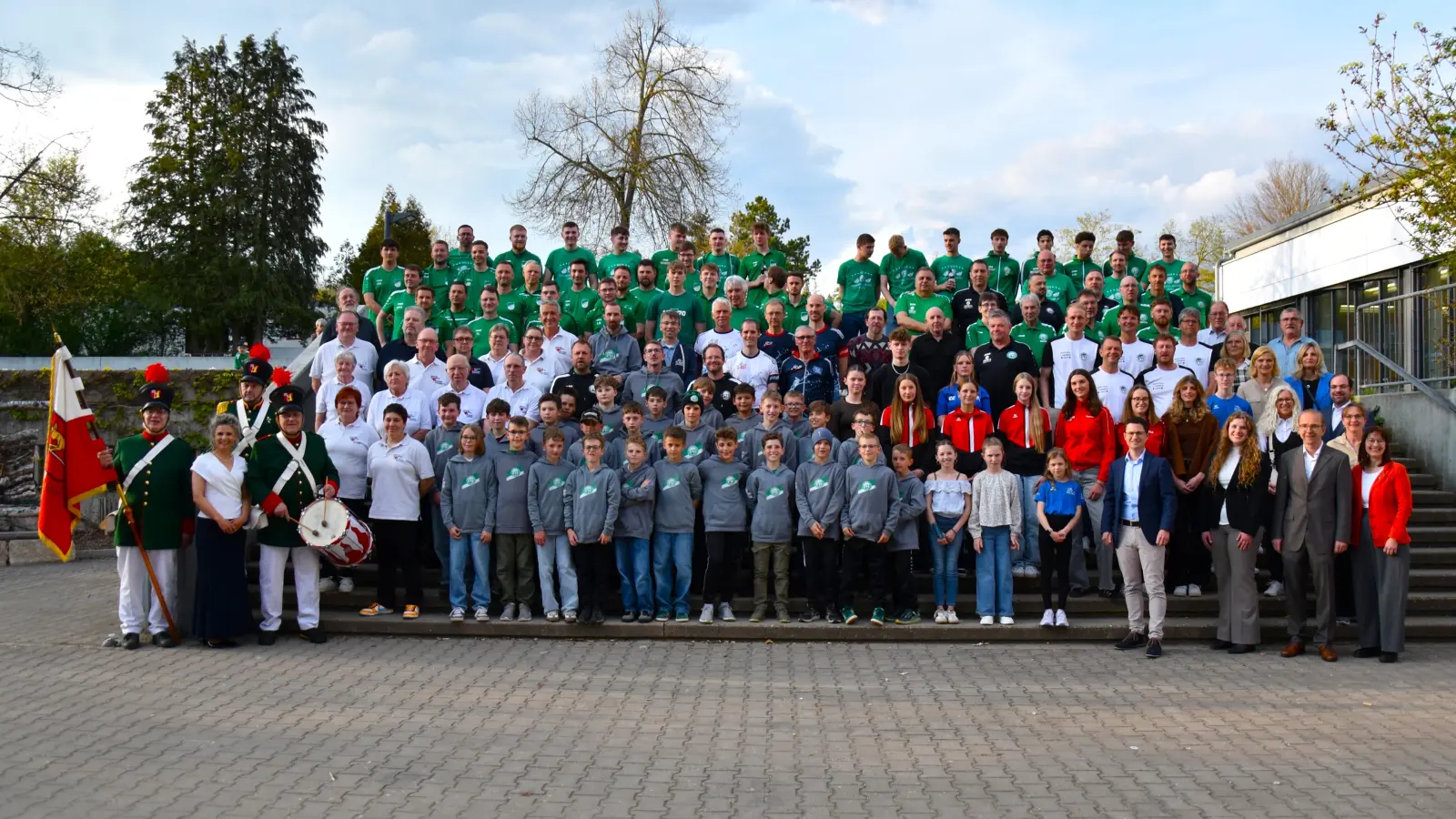 Bürgermeisterin Dorina Jechnerer zeichnete zusammen mit den Mitgliedern des Kultur-, Sport- und Sozialausschusses und dem Team der Stadtverwaltung mit Kerstin Scherwitz und Geschäftsleiterin Anja Schwander an der Spitze die vielen Ehrenamtlichen in Anerkennung ihrer besonderen Verdienste aus. (Foto: Werner Wenk)