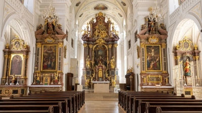 Blick in den Kirchenraum und auf den Altar der Stadtkirche Sankt Oswald. (Foto: Peter Kneffel/dpa)