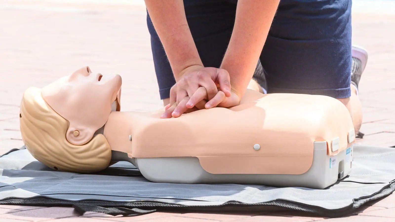 Bitte beherzt zudrücken: Einer Herzdruckmassage sollte man nicht zu zögerlich angehen.  (Foto: Armin Weigel/dpa-tmn)