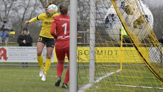 Gleich steht es 1:0: Maren Haberäcker trifft per Kopf gegen Wacker-Torhüterin Nicola Stadler. (Foto: Martin Rügner)
