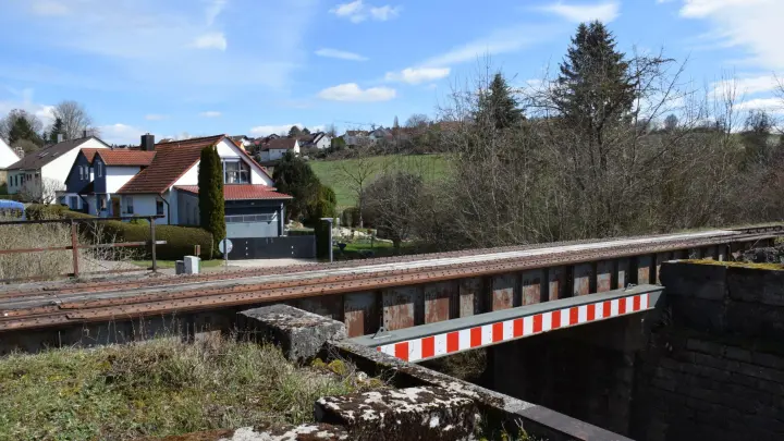 Am Ortsrand von Schopfloch verläuft die Bahnstrecke, die reaktiviert werden soll. Der Bahnhof befindet sich nur wenige Meter von dieser Brücke entfernt und ist fußläufig für viele Bewohner der Gemeinde nicht gut zu erreichen. (Foto: Philipp Zimmermann)