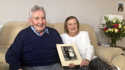 Josephine und Aubrey Langley aus Cardiff sind seit 63 Jahren verheiratet. (Foto: Care Uk/PA Media/dpa)