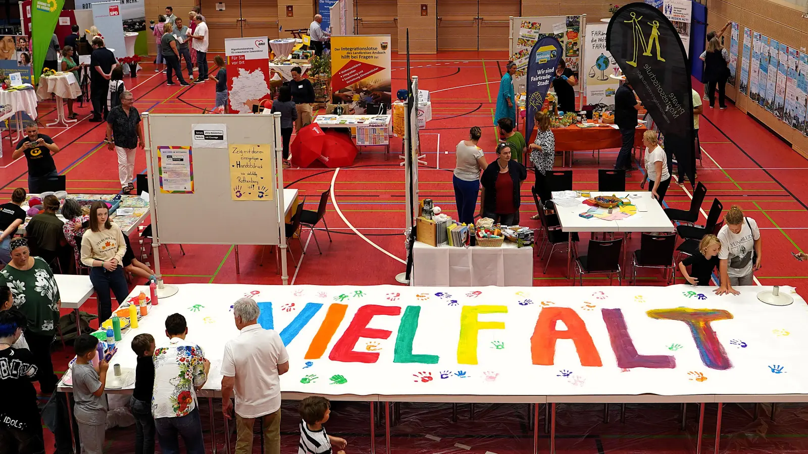 Am Stand des Reichsstadt-Gymnasiums konnte man seine Handabdrücke rund um den Schriftzug „Vielfalt” hinterlassen. (Foto: Simone Hedler)