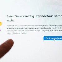 Zwei extrem kritische Schwachstellen entdeckt ermöglichen Kriminellen, aus der Ferne eigenen Schadcode auf Servern auszuführen. (Foto: Bernd Weißbrod/dpa)