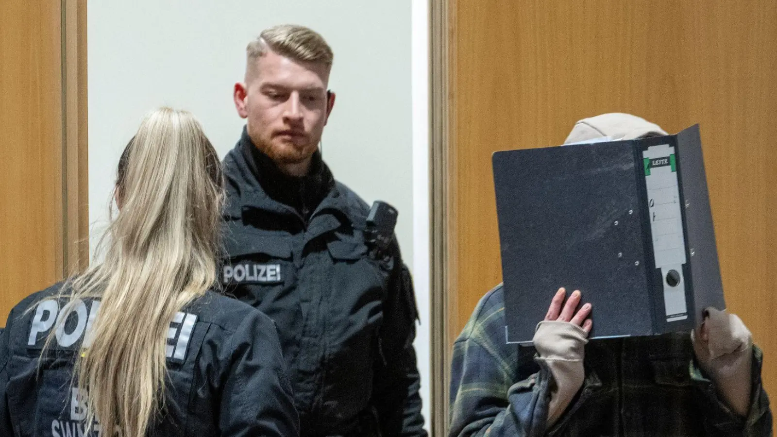 Zu Beginn des Prozesses sagte der Angeklagte nichts. (Foto: Stefan Puchner/dpa)