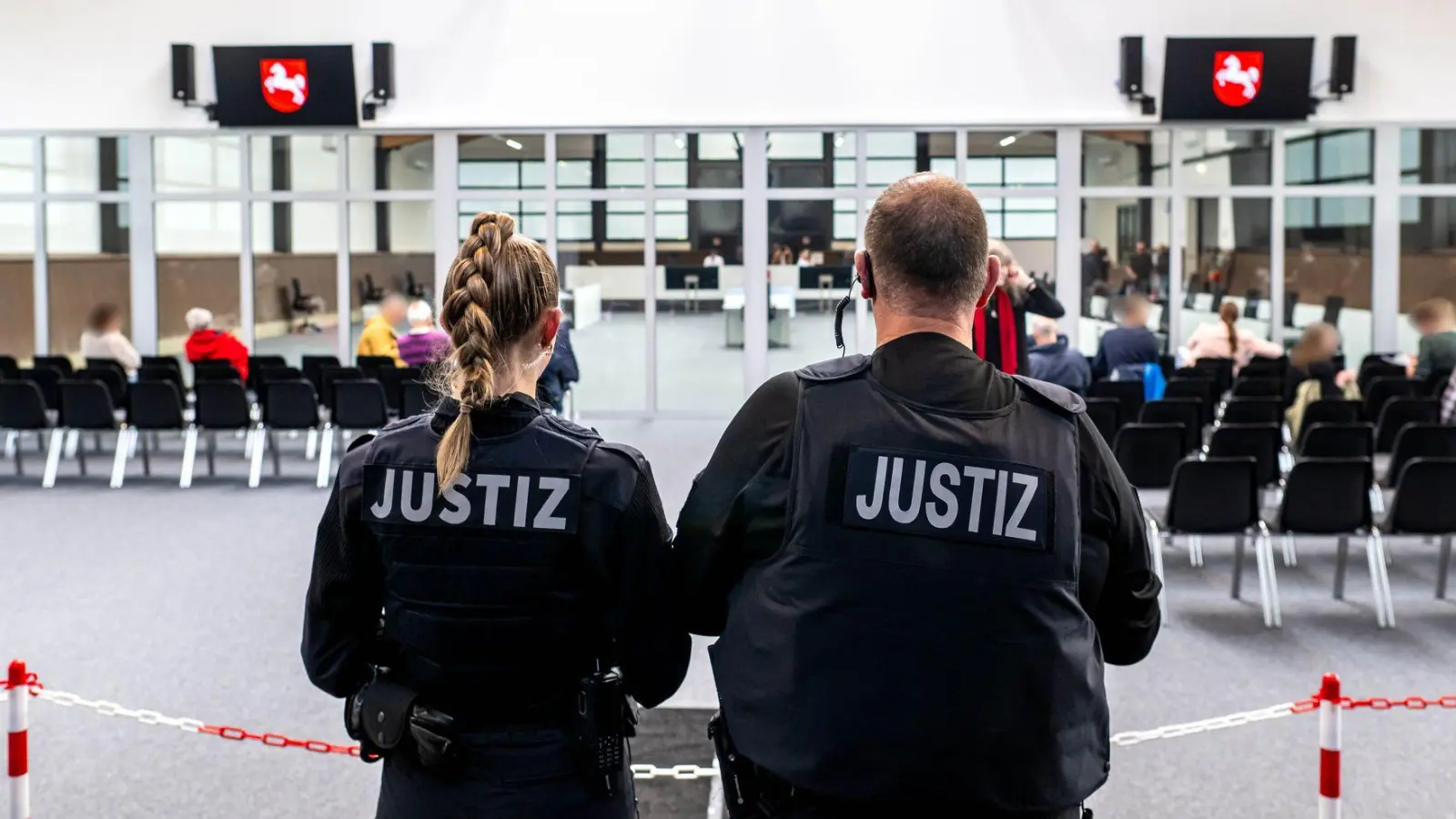 Der Gerichtssaal umfasst rund 800 Quadratmeter. (Foto: Sina Schuldt/dpa POOL/dpa)