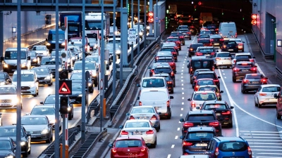 Auch ohne Tunnelsperrung herrscht gerade zu Stoßzeiten viel Verkehr auf dem Mittleren Ring. (Archivbild) (Foto: Matthias Balk/dpa)