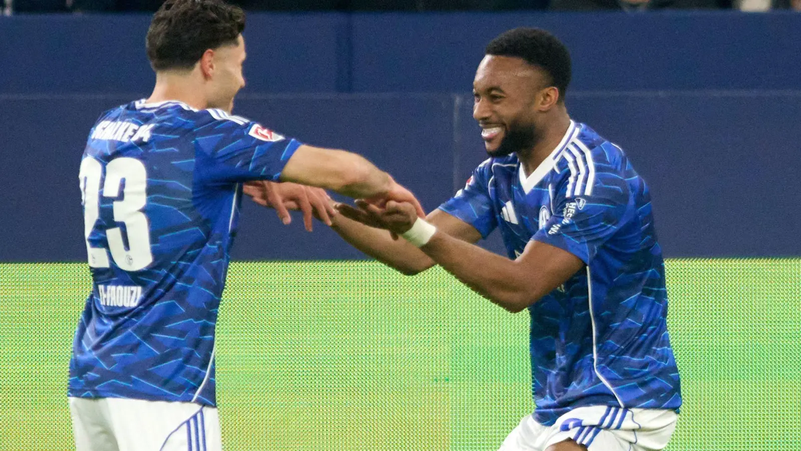 Sylla (r) bleibt beim FC Schalke 04. (Archivbild) (Foto: Bernd Thissen/dpa)