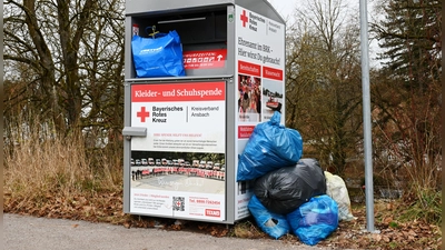 Immer wieder quellen Altkleidercontainer über. Eigentlich sollen Nutzerinnen und Nutzer auf die nächste Leerung warten und die Säcke nicht einfach daneben stellen. (Foto: Luca Paul)