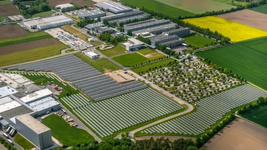 Die neue, drei Millionen Euro teure Solaranlage macht das ansbacher Boschwerk unabhängiger bei der Energieversorgung. (Foto: Robert Bosch GmbH: Winfried Vennemann)