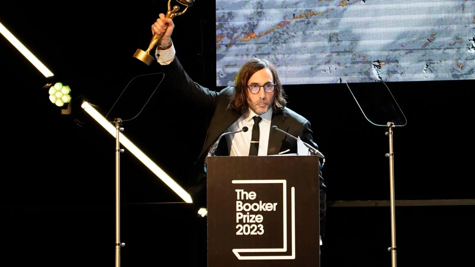 Paul Lynch, Gewinner des Booker Prize 2023, feiert kurz nach der Bekanntgabe auf der Bühne  in London. (Foto: Alberto Pezzali/AP/dpa)