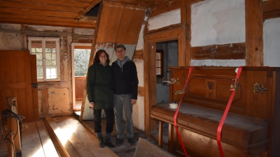 Maria Köppen-Fuhrmann und Peter Fuhrmann stecken viel Zeit und Geld in ihr ortsbildprägendes Gebäude, das am Sparkassenplatz in Emskirchen zu finden ist. (Foto: Ute Niephaus)