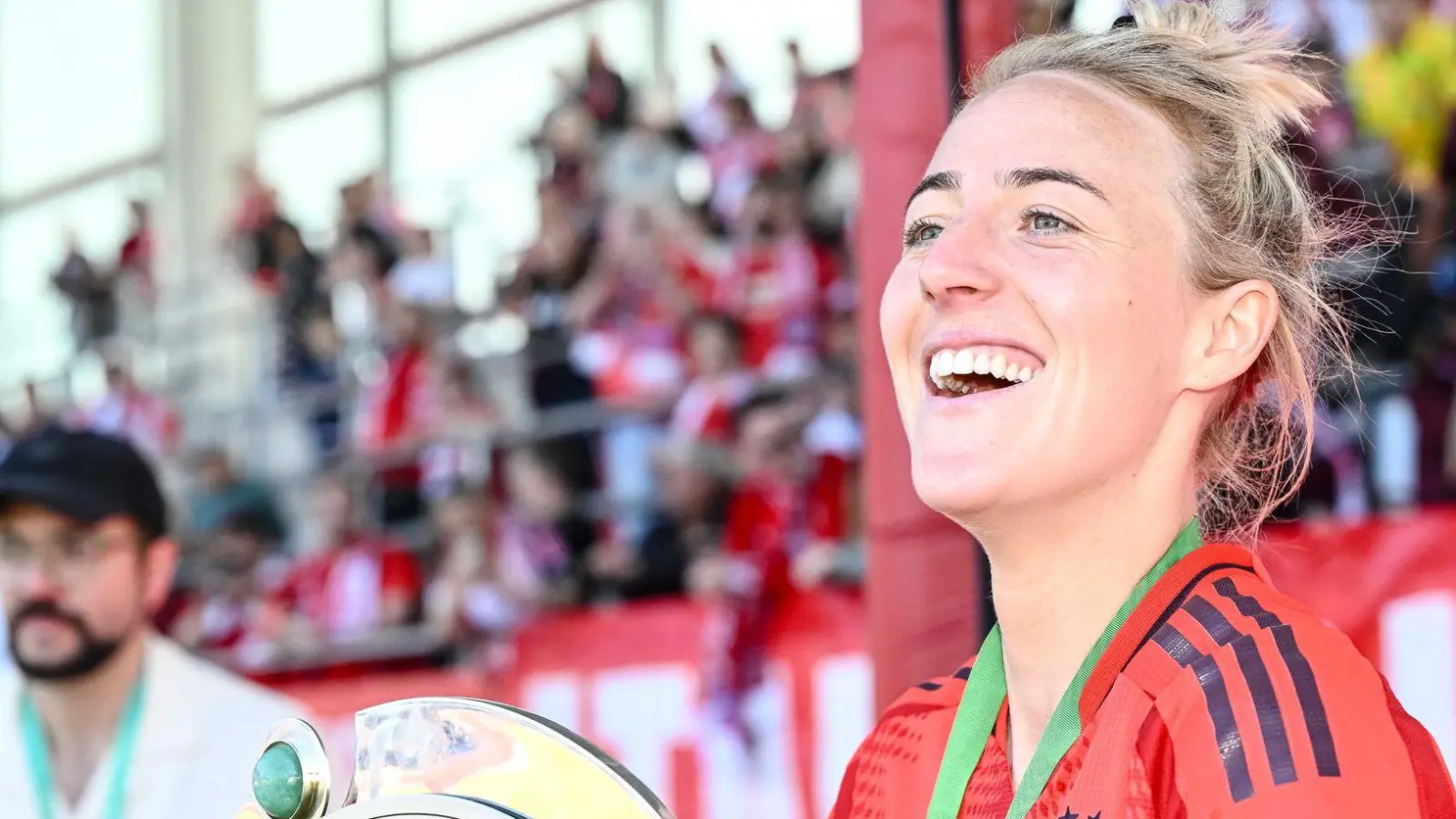 Fußball, Frauen: Bundesliga, Bayern München - SGS Essen, 22. Spieltag, FC Bayern Campus. Münchens Carolin Simon mit der Meisterschale. (zu dpa: «Ex-Nationalspielerin Carolin Simon verlässt FC Bayern») (Foto: Harry Langer)