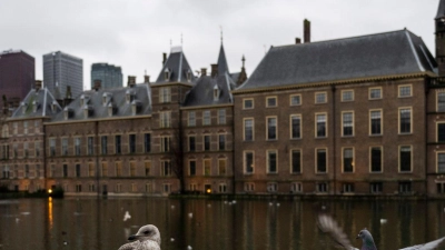 Das niederländischen Parlament in Den Haag. Laut der Untersuchungskommission wurden mit den Regeln gegen Sozialhilfebetrug von Abgeordneten schlechte Gesetze verabschiedet und von Gerichten nicht der Rechtsschutz der Bürger gewahrt. (Foto: Christophe Gateau/dpa)