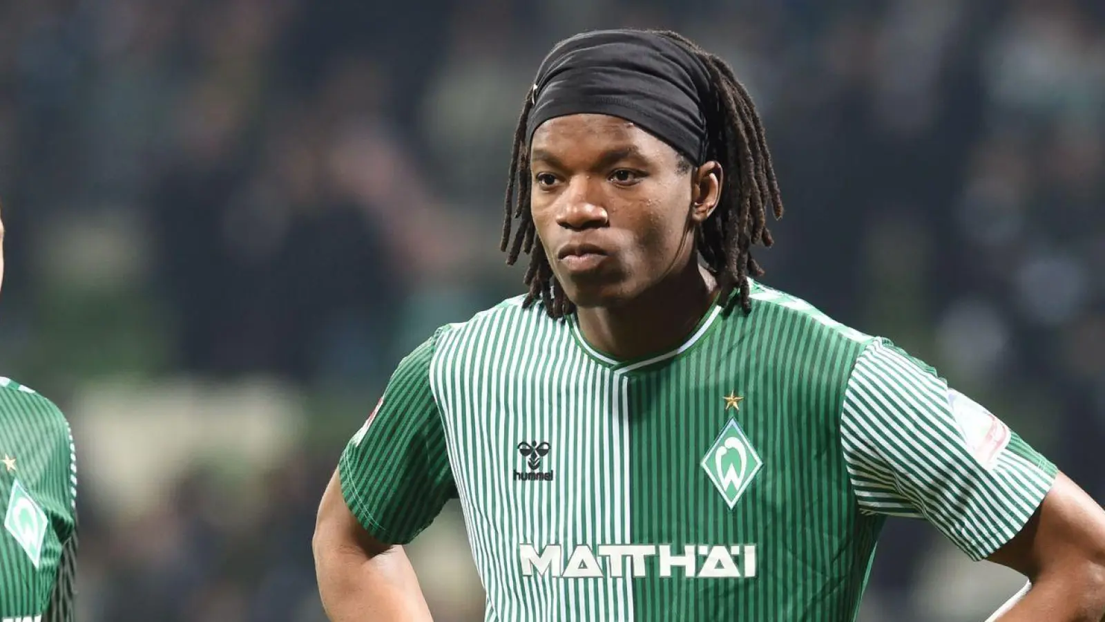 Werder Bremens Skelly Alvero (r) hat sich an der Schulter verletzt. (Foto: Carmen Jaspersen/dpa)