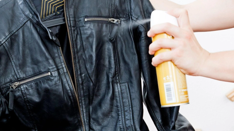 Bei der Pflege der Motorradkleidung gilt: lieber regelmäßig und früh, um Rissbildung im Leder zu verhindern. (Foto: Monique Wüstenhagen/dpa-tmn)