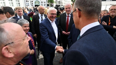 Frank-Walter Steinmeier und Friedrich Merz waren auch beim Katholikentag vor zwei Jahren in Erfurt. (Archivbild)  (Foto: Hendrik Schmidt/dpa)