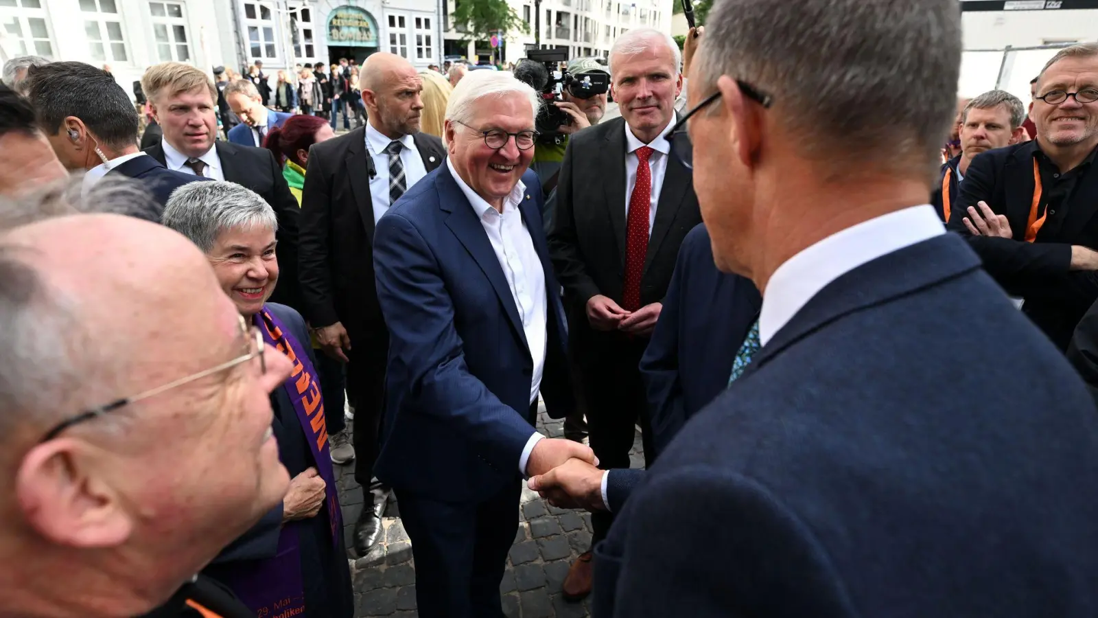 Frank-Walter Steinmeier und Friedrich Merz waren auch beim Katholikentag vor zwei Jahren in Erfurt. (Archivbild)  (Foto: Hendrik Schmidt/dpa)
