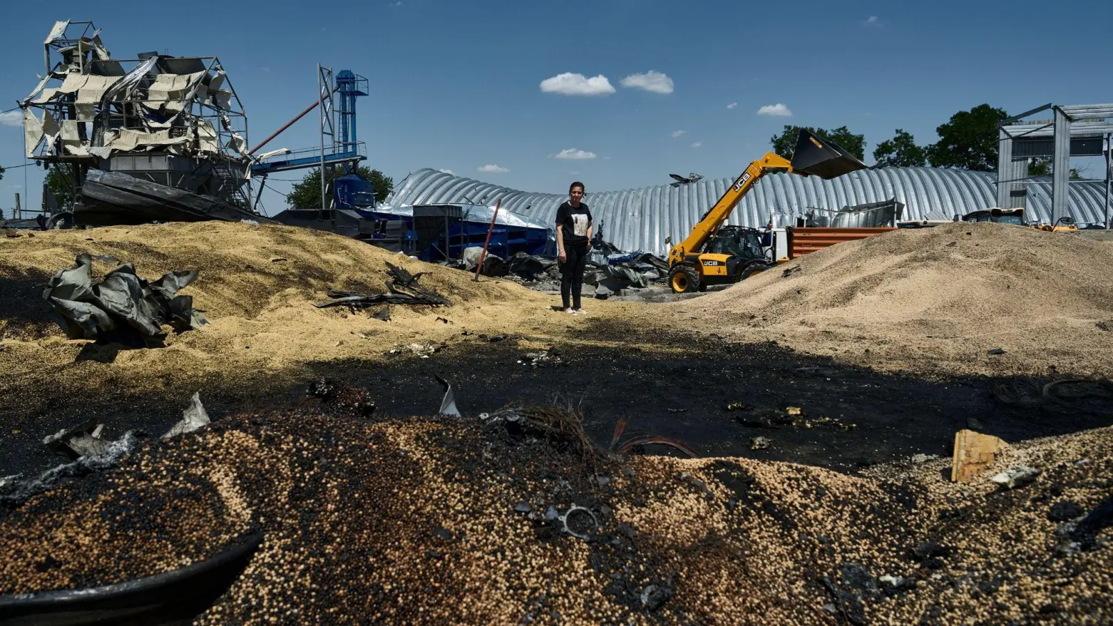Ein landwirtschaftliches Lagergebäude in Odessa liegt in Trümmern. (Foto: Libkos/AP/dpa)