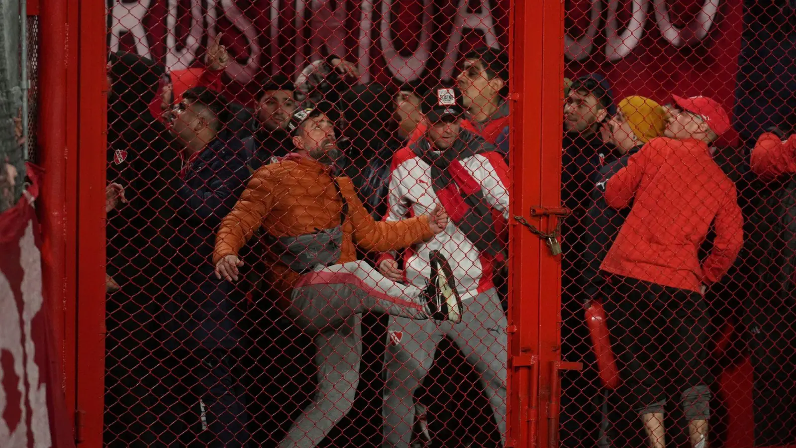 Wütende Fans: Bei der Copa Sudamericana kam es zu Auseinandersetzungen. (Foto: Gustavo Garello/AP/dpa)