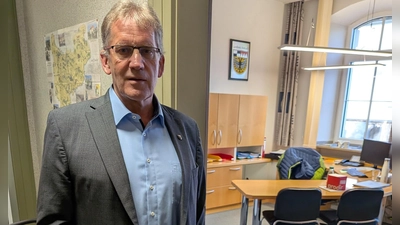 Friedrich Steinacker am Eingang zu seinem früheren Amtszimmer. Auch als ehemaliger Bürgermeister ist er noch gelegentlich im Ehinger Rathaus, beispielsweise in seiner Funktion als VG-Vorsitzender, der er derzeit noch ist.  (Foto: Friedrich Zinnecker)