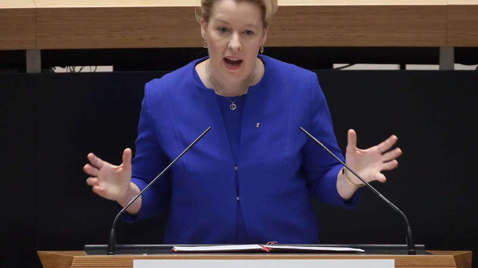 Franziska Giffey gibt während der Plenarsitzung des Berliner Abgeordnetenhauses eine Regierungserklärung ab. (Foto: Wolfgang Kumm/dpa)