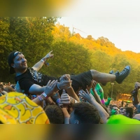 Wer beim Taubertal-Festival 2027 über die Menge surfen will, hat im Idealfall schon ein Ticket – die werden nämlich in Rekordzeit knapp. (Archivbild: Evi Lemberger)