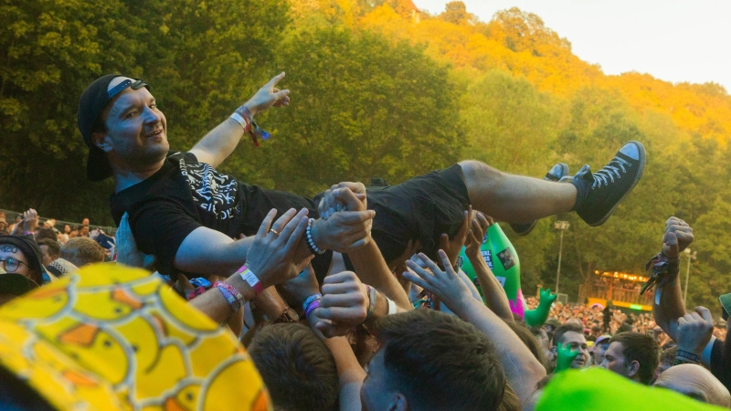 Wer beim Taubertal-Festival 2027 über die Menge surfen will, hat im Idealfall schon ein Ticket – die werden nämlich in Rekordzeit knapp. (Archivbild: Evi Lemberger)