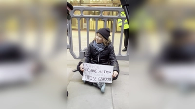 Greta Thunberg zeigt ihre Unterstützung für die propalästinensischen Organisation Palestine Action.  (Foto: Handout/Prisoners For Palestine/PA Media/dpa)