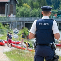 Mit dem Schlauchboot auf der Isar zu fahren ist beliebt - kann aber nicht ganz ungefährlich sein. (Archivbild) (Foto: Peter Kneffel/dpa)