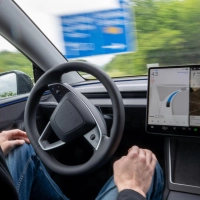 Die Menschen am Steuer müssen jederzeit bereit sein, die Kontrolle zu übernehmen - doch der Name des Systems deutete bisher autonomes Fahren an. (Archivbild)  (Foto: Harald Tittel/dpa)
