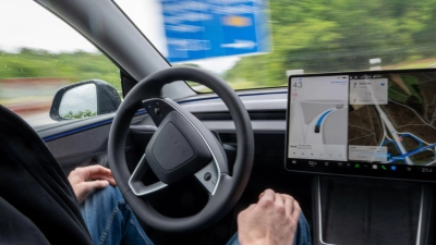 Die Menschen am Steuer müssen jederzeit bereit sein, die Kontrolle zu übernehmen - doch der Name des Systems deutete bisher autonomes Fahren an. (Archivbild)  (Foto: Harald Tittel/dpa)