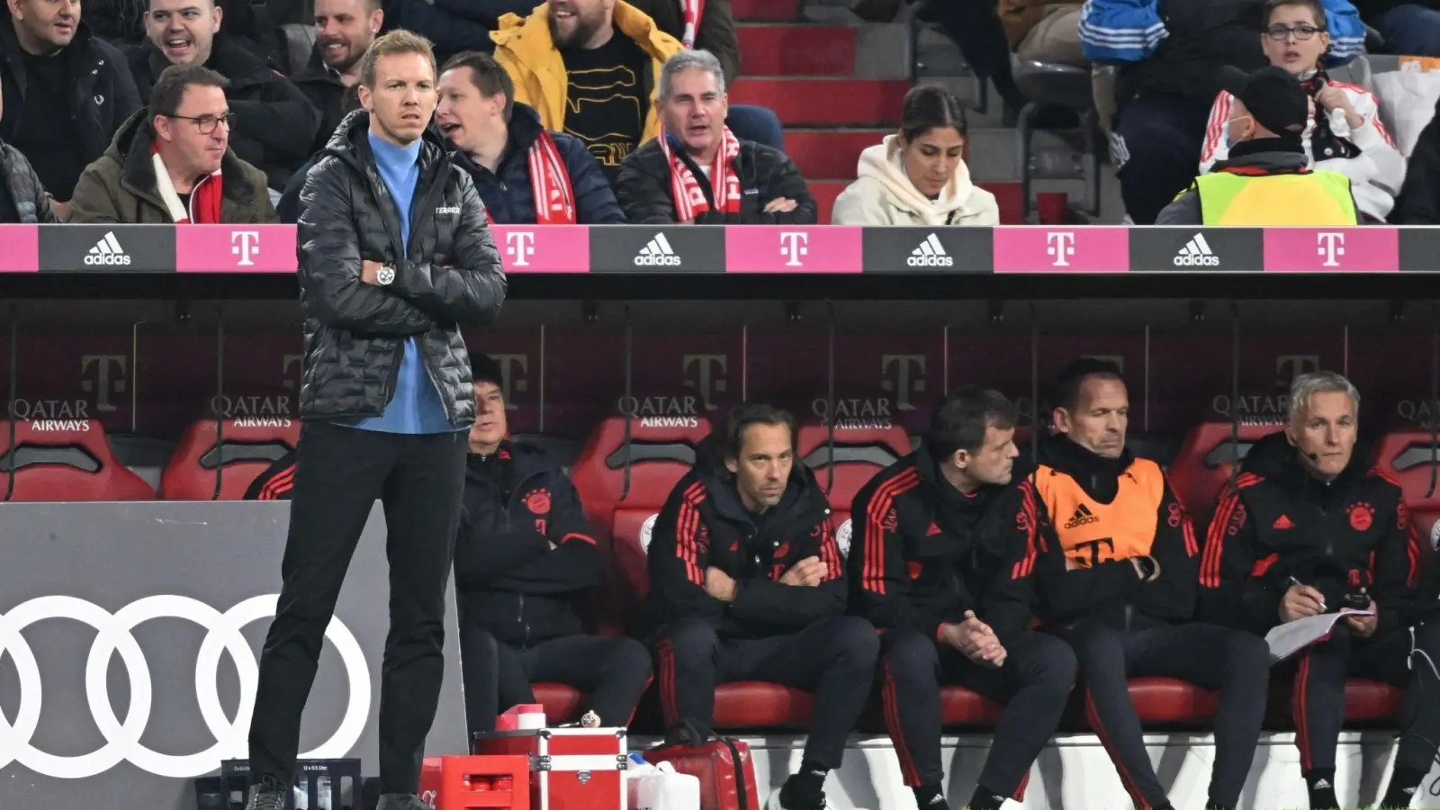 Bayern-Trainer Julian Nagelsmann verfolgt das Spiel am Spielfeldrand. (Foto: Sven Hoppe/dpa)