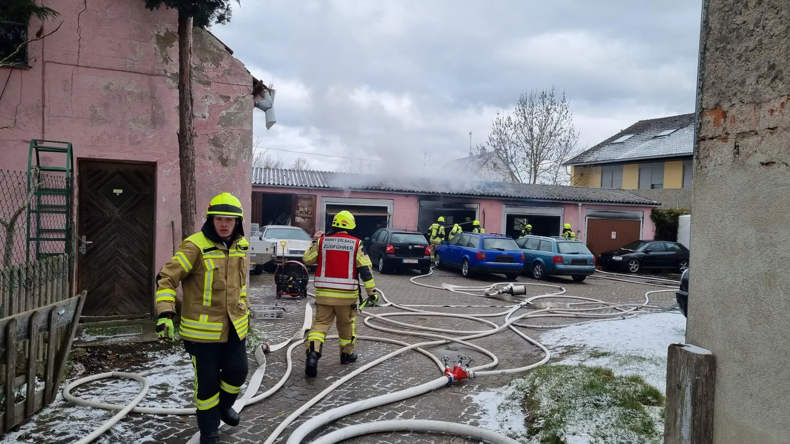 Drei Garagen eines Autohändlers in Neuziegenrück waren am Sonntag von einem Brand betroffen.  (Foto: Rainer Weiskirchen)