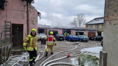 Drei Garagen eines Autohändlers in Neuziegenrück waren am Sonntag von einem Brand betroffen.  (Foto: Rainer Weiskirchen)
