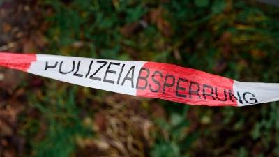 Ein Großaufgebot der Polizei hat am Dienstagabend in Schopfloch (Landkreis Ansbach) einen Mann festgenommen, der einen Mitbewohner mit einem Messer bedroht haben soll. (Symbolbild: Daniel Vogl/dpa)