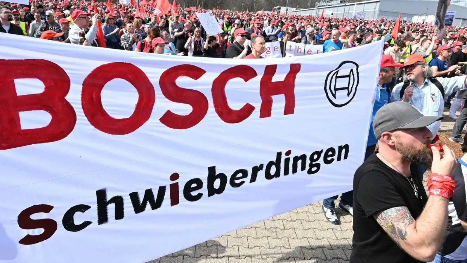 Mitarbeiter demonstrieren für eine Mitbestimmung bei dem von Bosch geplanten Stellenabbau. (Foto: Bernd Weißbrod/dpa)