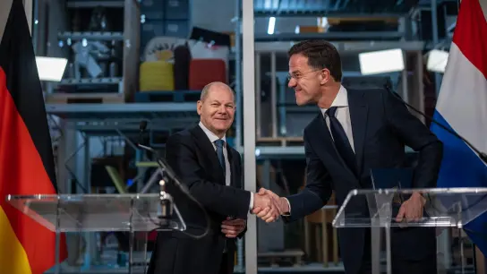 Handschlag in Rotterdam: Bundeskanzler Olaf Scholz und der niederländische Ministerpräsident Mark Rutte bei einer Pressekonferenz im Rahmen der deutsch-niederländischen Regierungskonsultationen. (Foto: Michael Kappeler/dpa)