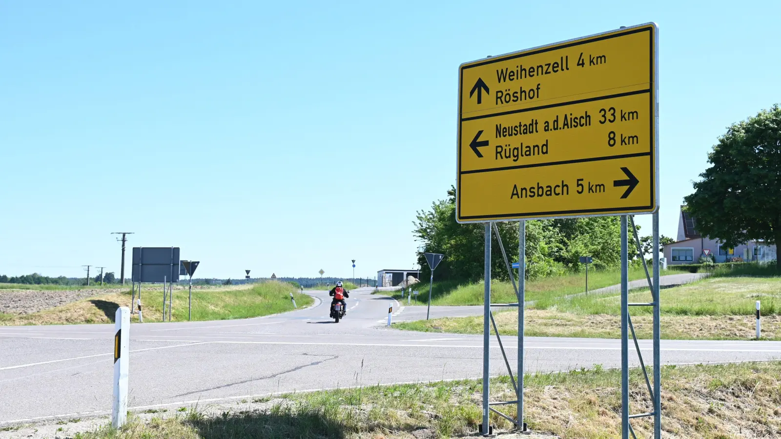 Wer von der Staatsstraße aus in Richtung Weihenzell fahren will, muss ab Ende Juni den Weg über Rügland und Haasgang wählen. Die Abfahrt an Röshof vorbei wird während der Sanierung gesperrt sein. (Foto: Luca Paul)