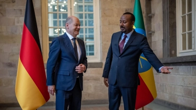 Bundeskanzler Olaf Scholz wird von dem äthiopischen Ministerpräsidenten Abiy Ahmed begrüßt. (Foto: Michael Kappeler/dpa)